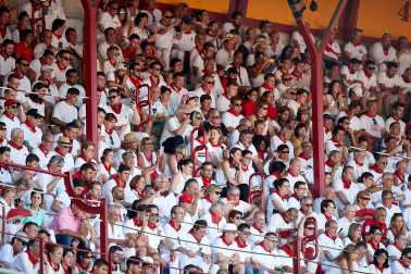 Público asistente a la Plaza de Toros de Pamplona durante la primera corrida de la Feria deL Toro 2019.