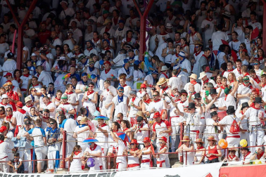 Público asistente a la Plaza de Toros de Pamplona durante la primera corrida de la Feria deL Toro 2019.