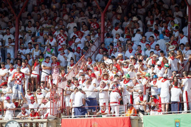 Público asistente a la Plaza de Toros de Pamplona durante la primera corrida de la Feria deL Toro 2019.