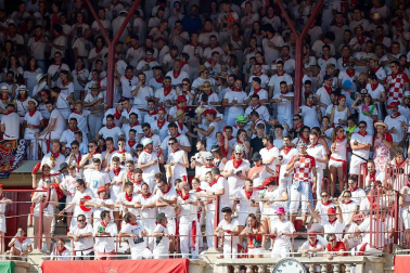 Público asistente a la Plaza de Toros de Pamplona durante la primera corrida de la Feria deL Toro 2019.