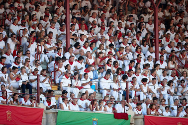 Público asistente a la Plaza de Toros de Pamplona durante la primera corrida de la Feria deL Toro 2019.