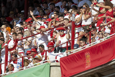 Público asistente a la Plaza de Toros de Pamplona durante la primera corrida de la Feria deL Toro 2019.