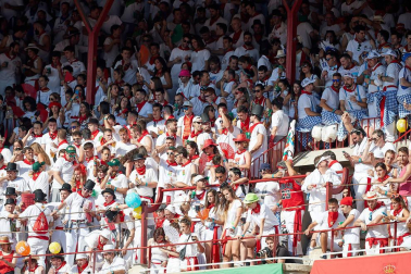 Público asistente a la Plaza de Toros de Pamplona durante la primera corrida de la Feria deL Toro 2019.