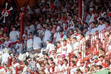 Público asistente a la Plaza de Toros de Pamplona durante la primera corrida de la Feria deL Toro 2019.