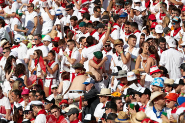 Público asistente a la Plaza de Toros de Pamplona durante la primera corrida de la Feria deL Toro 2019.