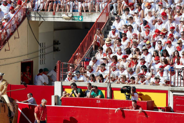 Público asistente a la Plaza de Toros de Pamplona durante la primera corrida de la Feria deL Toro 2019.