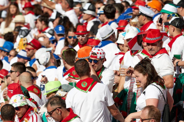 Público asistente a la Plaza de Toros de Pamplona durante la primera corrida de la Feria deL Toro 2019.