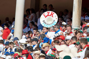 Público asistente a la Plaza de Toros de Pamplona durante la primera corrida de la Feria deL Toro 2019.