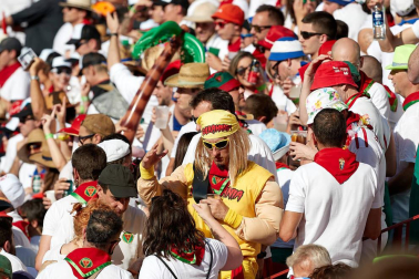 Público asistente a la Plaza de Toros de Pamplona durante la primera corrida de la Feria deL Toro 2019.