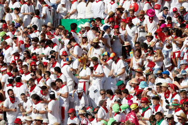 Público asistente a la Plaza de Toros de Pamplona durante la primera corrida de la Feria deL Toro 2019.