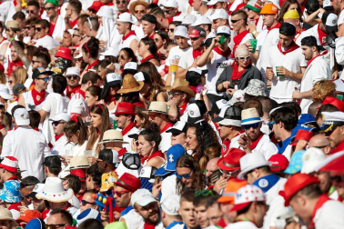 Público asistente a la Plaza de Toros de Pamplona durante la primera corrida de la Feria deL Toro 2019.