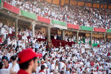 Público asistente a la Plaza de Toros de Pamplona durante la primera corrida de la Feria deL Toro 2019.