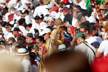 Público asistente a la Plaza de Toros de Pamplona durante la primera corrida de la Feria deL Toro 2019.