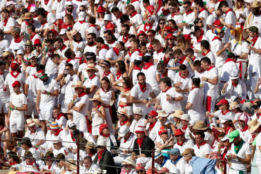Público asistente a la Plaza de Toros de Pamplona durante la primera corrida de la Feria deL Toro 2019.