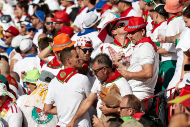 Público asistente a la Plaza de Toros de Pamplona durante la primera corrida de la Feria deL Toro 2019.