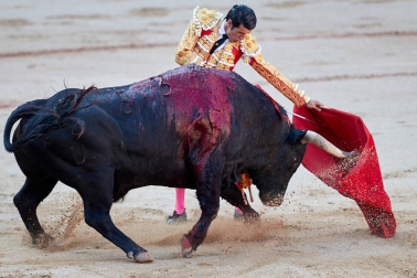 Faena de los toros de la ganadería del Puerto de San Lorenzo para los diestros Emilio de Justo, López Simón y Ginés Marín.