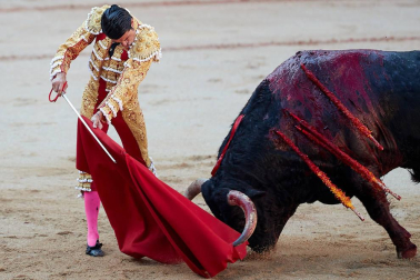 Faena de los toros de la ganadería del Puerto de San Lorenzo para los diestros Emilio de Justo, López Simón y Ginés Marín.