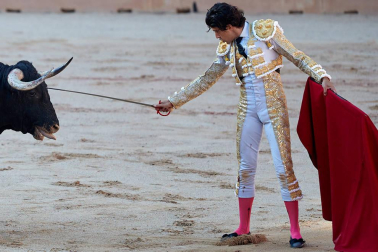 Faena de los toros de la ganadería del Puerto de San Lorenzo para los diestros Emilio de Justo, López Simón y Ginés Marín.