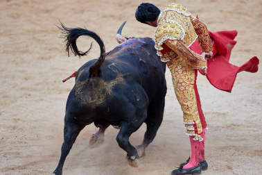 Faena de los toros de la ganadería del Puerto de San Lorenzo para los diestros Emilio de Justo, López Simón y Ginés Marín.