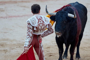 Faena de los toros de la ganadería del Puerto de San Lorenzo para los diestros Emilio de Justo, López Simón y Ginés Marín.