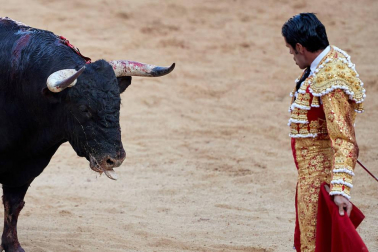 Faena de los toros de la ganadería del Puerto de San Lorenzo para los diestros Emilio de Justo, López Simón y Ginés Marín.