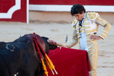 Faena de los toros de la ganadería del Puerto de San Lorenzo para los diestros Emilio de Justo, López Simón y Ginés Marín.