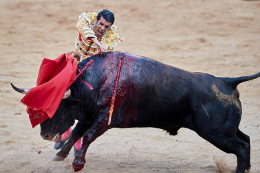 Faena de los toros de la ganadería del Puerto de San Lorenzo para los diestros Emilio de Justo, López Simón y Ginés Marín.