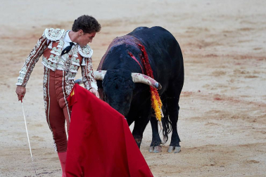 Faena de los toros de la ganadería del Puerto de San Lorenzo para los diestros Emilio de Justo, López Simón y Ginés Marín.