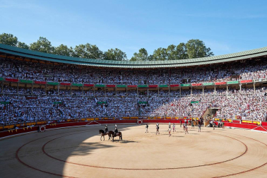 Faena de los toros de la ganadería del Puerto de San Lorenzo para los diestros Emilio de Justo, López Simón y Ginés Marín.