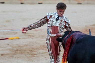 Faena de los toros de la ganadería del Puerto de San Lorenzo para los diestros Emilio de Justo, López Simón y Ginés Marín.