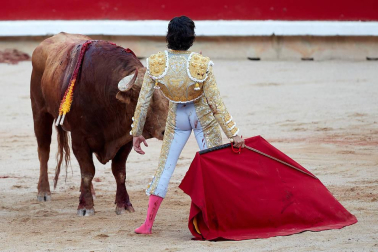 Faena de los toros de la ganadería del Puerto de San Lorenzo para los diestros Emilio de Justo, López Simón y Ginés Marín.