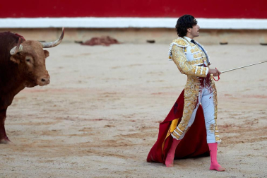 Faena de los toros de la ganadería del Puerto de San Lorenzo para los diestros Emilio de Justo, López Simón y Ginés Marín.