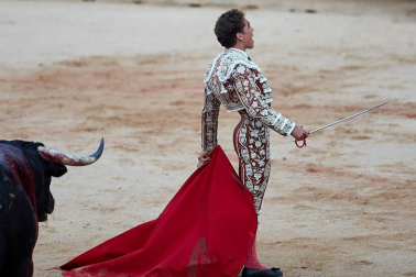 Faena de los toros de la ganadería del Puerto de San Lorenzo para los diestros Emilio de Justo, López Simón y Ginés Marín.