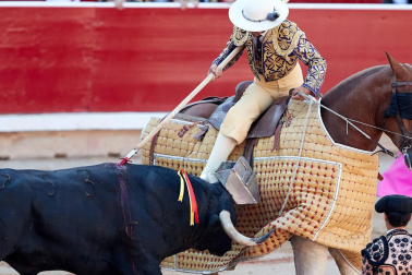 Faena de los toros de la ganadería del Puerto de San Lorenzo para los diestros Emilio de Justo, López Simón y Ginés Marín.