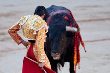 Faena de los toros de la ganadería del Puerto de San Lorenzo para los diestros Emilio de Justo, López Simón y Ginés Marín.