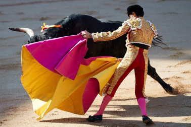 Faena de los toros de la ganadería del Puerto de San Lorenzo para los diestros Emilio de Justo, López Simón y Ginés Marín.