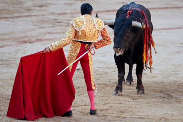 Faena de los toros de la ganadería del Puerto de San Lorenzo para los diestros Emilio de Justo, López Simón y Ginés Marín.