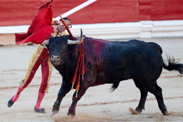 Faena de los toros de la ganadería del Puerto de San Lorenzo para los diestros Emilio de Justo, López Simón y Ginés Marín.