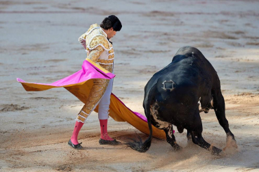 Faena de los toros de la ganadería del Puerto de San Lorenzo para los diestros Emilio de Justo, López Simón y Ginés Marín.