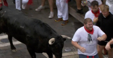 El protagonista de esta primera carrera ha sido 'Pitinesco', un astado negro de 615 kilos, que se ha quedado descolgado en la calle Estafeta y ha corneado a un corredor en el tramo de Telefónica.