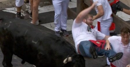 El protagonista de esta primera carrera ha sido 'Pitinesco', un astado negro de 615 kilos, que se ha quedado descolgado en la calle Estafeta y ha corneado a un corredor en el tramo de Telefónica.