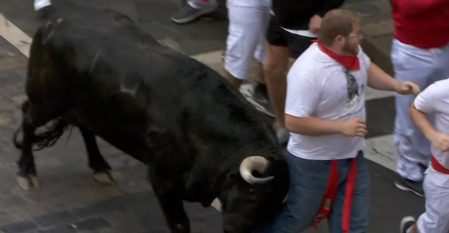 El protagonista de esta primera carrera ha sido 'Pitinesco', un astado negro de 615 kilos, que se ha quedado descolgado en la calle Estafeta y ha corneado a un corredor en el tramo de Telefónica.