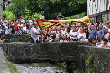 Por primera vez en más de seis siglos, tres  mujeres han formado parte del grupo de ezpatadantzaris que bailaron el Zubigainekoa para festejar San Fermín en Lesaka