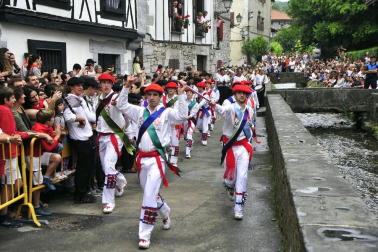 Por primera vez en más de seis siglos, tres  mujeres han formado parte del grupo de ezpatadantzaris que bailaron el Zubigainekoa para festejar San Fermín en Lesaka