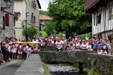 Por primera vez en más de seis siglos, tres  mujeres han formado parte del grupo de ezpatadantzaris que bailaron el Zubigainekoa para festejar San Fermín en Lesaka