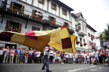 Por primera vez en más de seis siglos, tres  mujeres han formado parte del grupo de ezpatadantzaris que bailaron el Zubigainekoa para festejar San Fermín en Lesaka