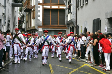 Por primera vez en más de seis siglos, tres  mujeres han formado parte del grupo de ezpatadantzaris que bailaron el Zubigainekoa para festejar San Fermín en Lesaka