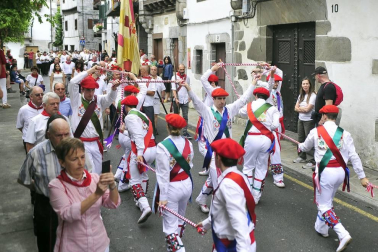 Por primera vez en más de seis siglos, tres  mujeres han formado parte del grupo de ezpatadantzaris que bailaron el Zubigainekoa para festejar San Fermín en Lesaka