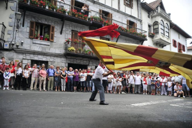 Por primera vez en más de seis siglos, tres  mujeres han formado parte del grupo de ezpatadantzaris que bailaron el Zubigainekoa para festejar San Fermín en Lesaka