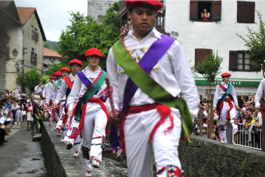 Por primera vez en más de seis siglos, tres  mujeres han formado parte del grupo de ezpatadantzaris que bailaron el Zubigainekoa para festejar San Fermín en Lesaka